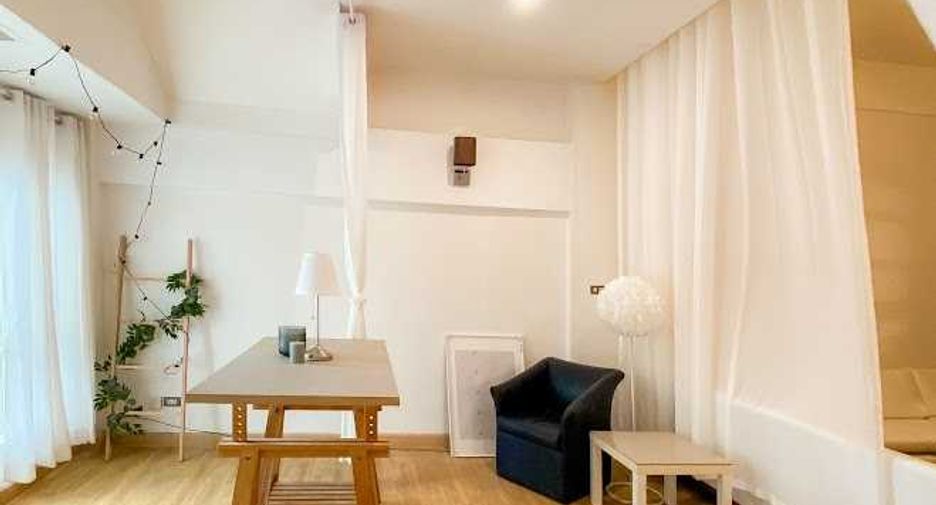 For rent and for sale 5 bedrooms townhouse in Watthana, Bangkok