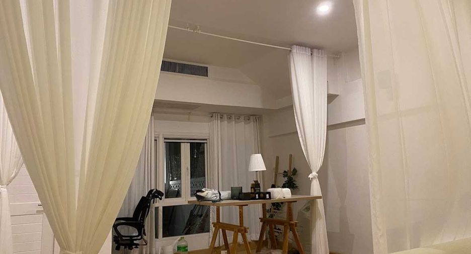 For rent and for sale 5 bedrooms townhouse in Watthana, Bangkok