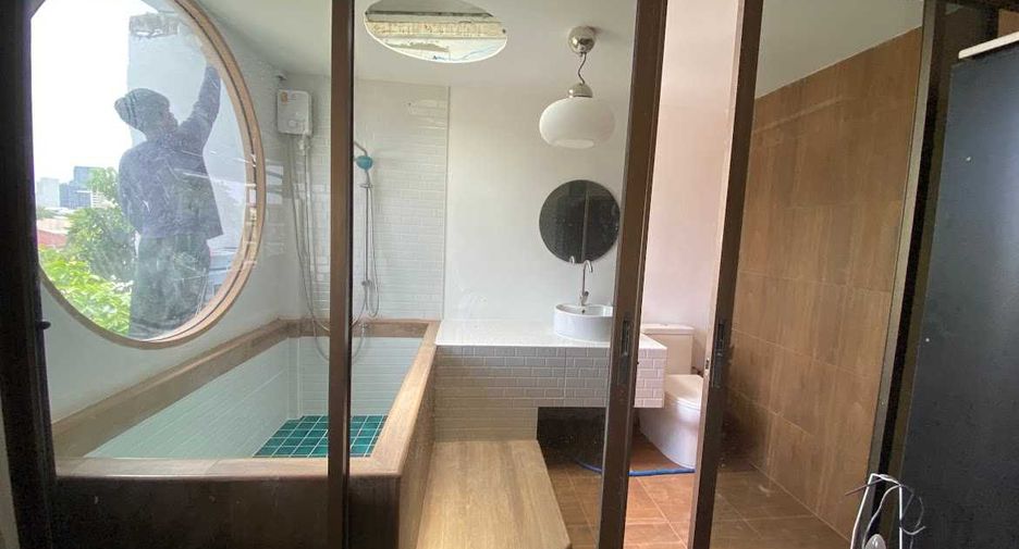 For rent and for sale 5 bedrooms townhouse in Watthana, Bangkok