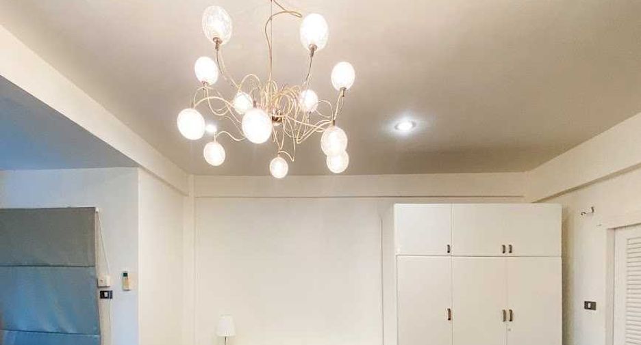 For rent and for sale 5 bedrooms townhouse in Watthana, Bangkok