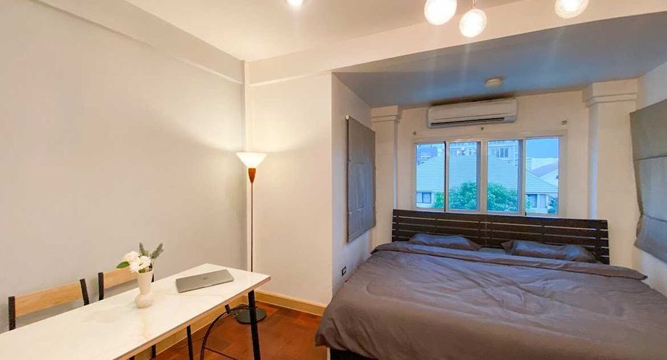 For rent and for sale 5 bedrooms townhouse in Watthana, Bangkok