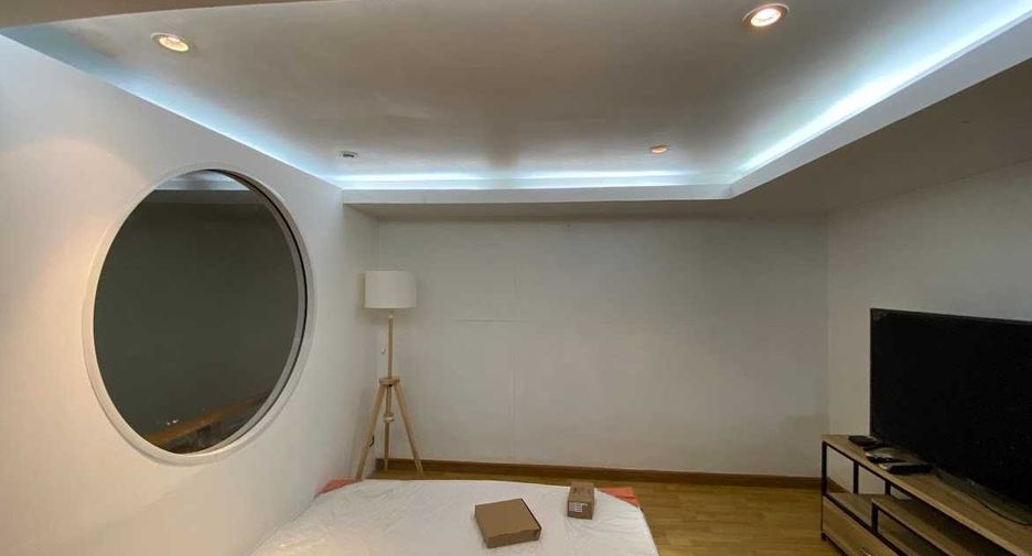 For rent and for sale 5 bedrooms townhouse in Watthana, Bangkok