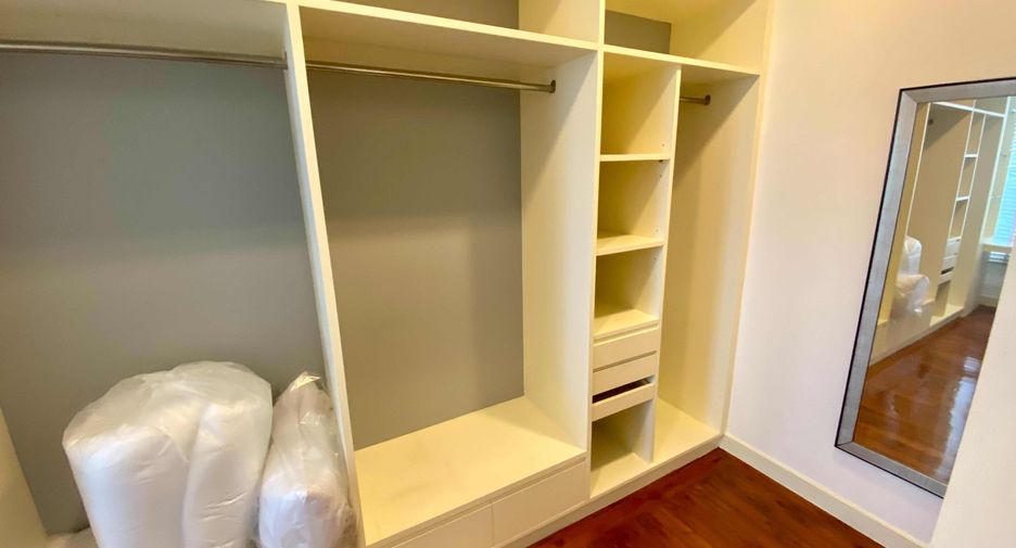 For rent 3 bedrooms condo in Watthana, Bangkok