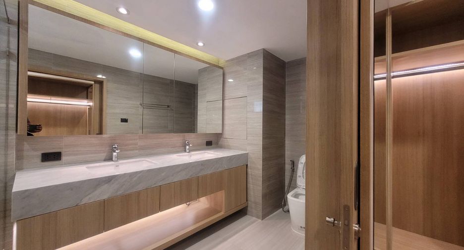 For rent 3 bedrooms condo in Watthana, Bangkok