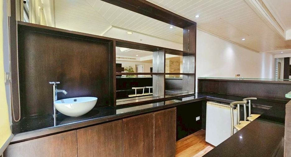 For rent 3 bedrooms condo in Watthana, Bangkok