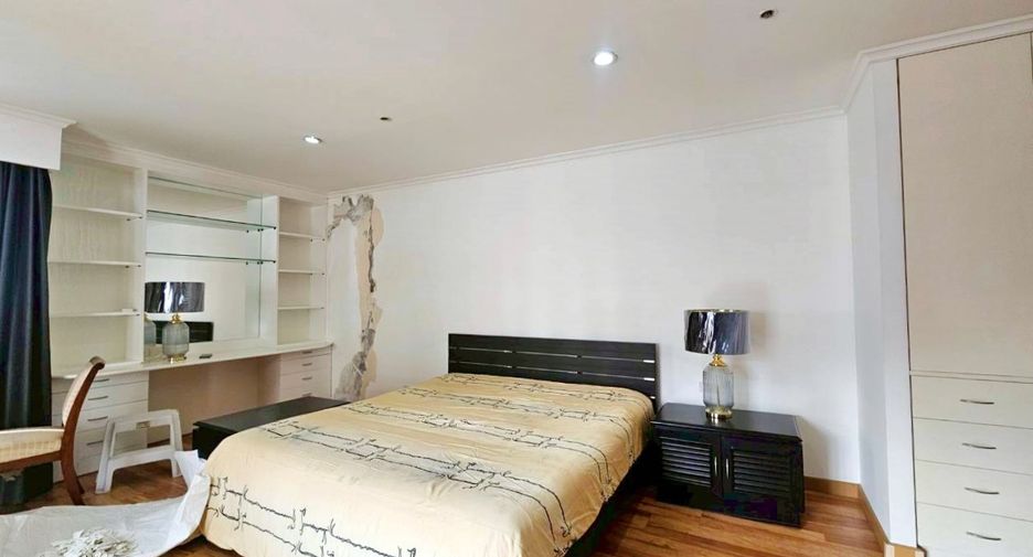 For rent 3 bedrooms condo in Watthana, Bangkok