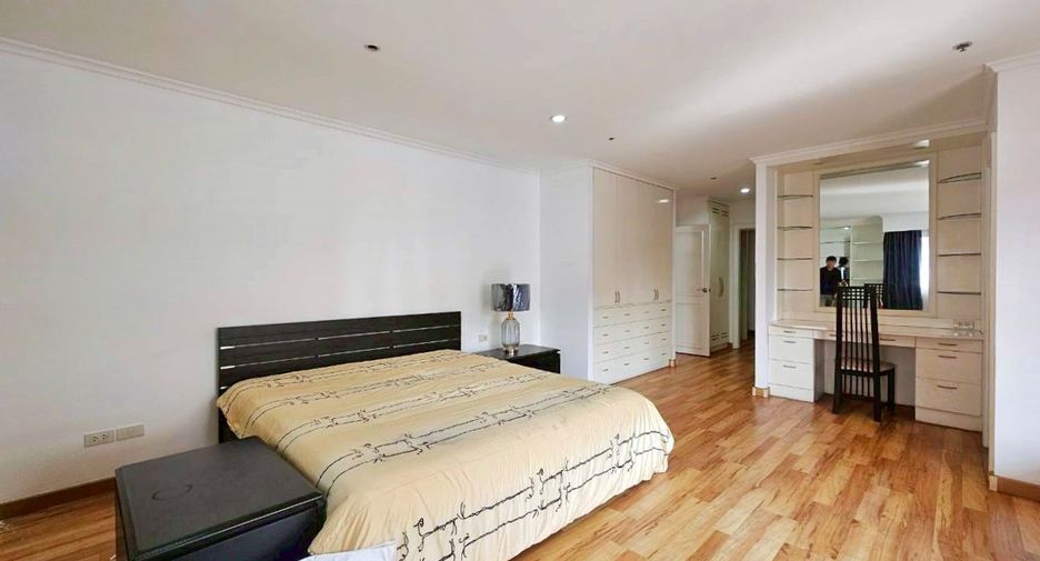 For rent 3 bedrooms condo in Watthana, Bangkok