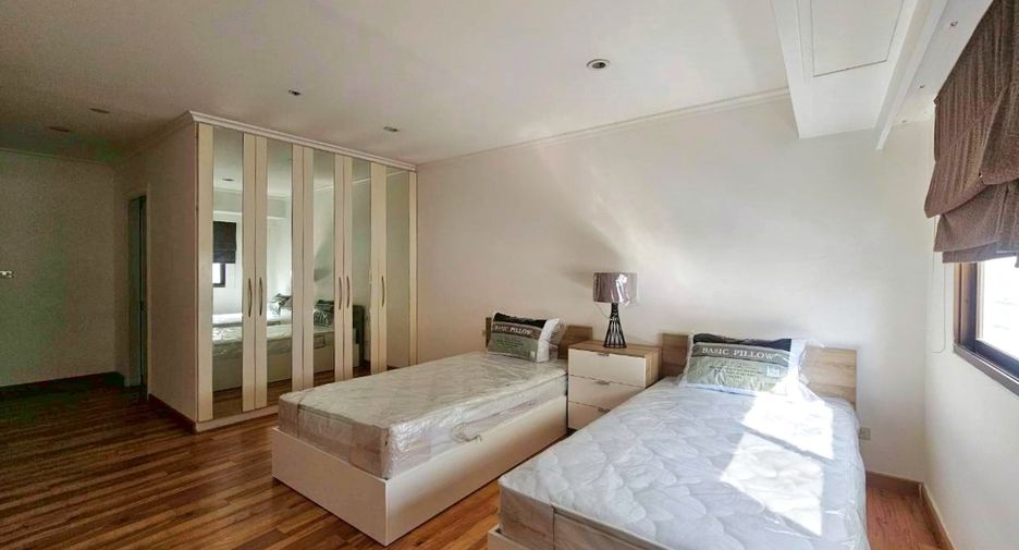 For rent 3 bedrooms condo in Watthana, Bangkok