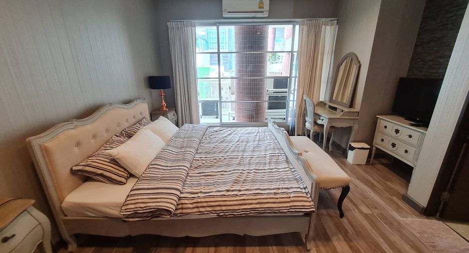 For rent 3 bedrooms condo in Khlong Toei, Bangkok