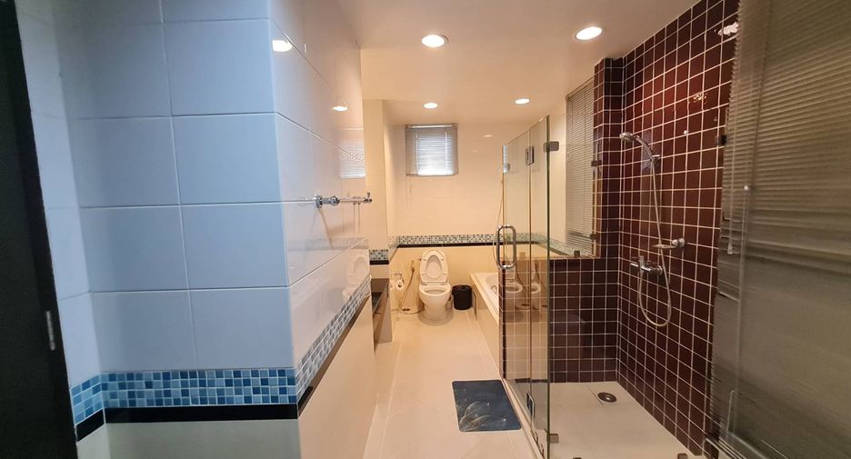 For rent 3 bedrooms condo in Khlong Toei, Bangkok