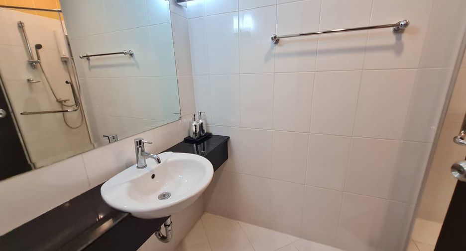 For rent 3 bedrooms condo in Khlong Toei, Bangkok