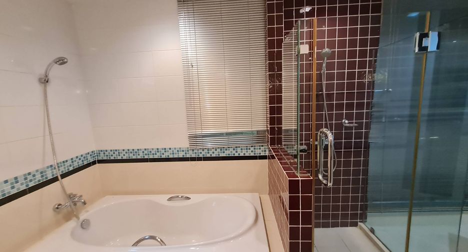 For rent 3 bedrooms condo in Khlong Toei, Bangkok