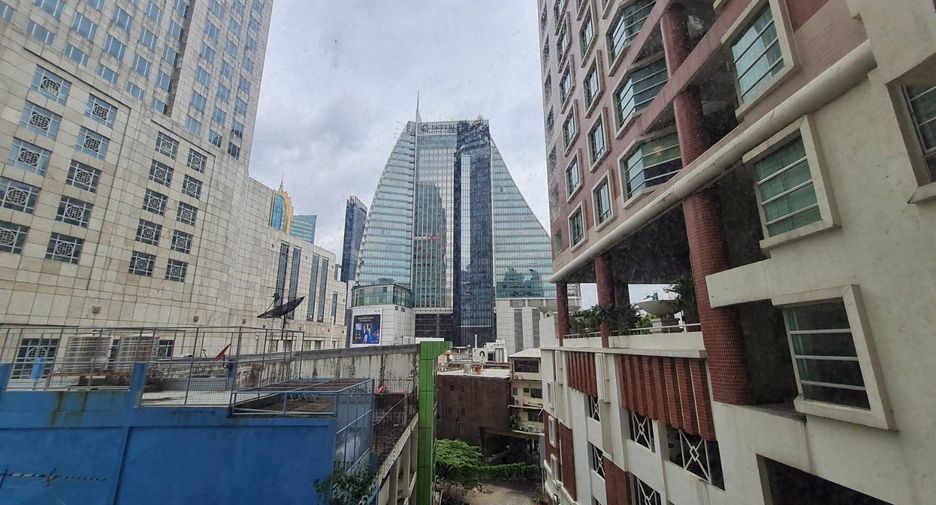 For rent 3 bedrooms condo in Khlong Toei, Bangkok