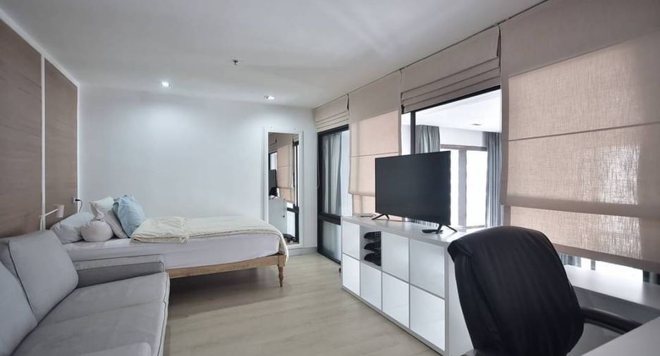 For rent 3 bedrooms condo in Khlong Toei, Bangkok
