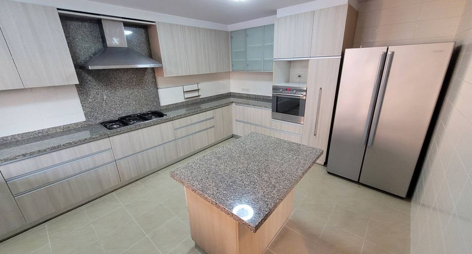 For rent 3 ベッドルーム condo in Khlong Toei, Bangkok