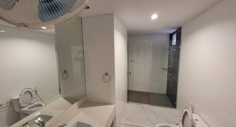 For rent 3 ベッドルーム condo in Khlong Toei, Bangkok