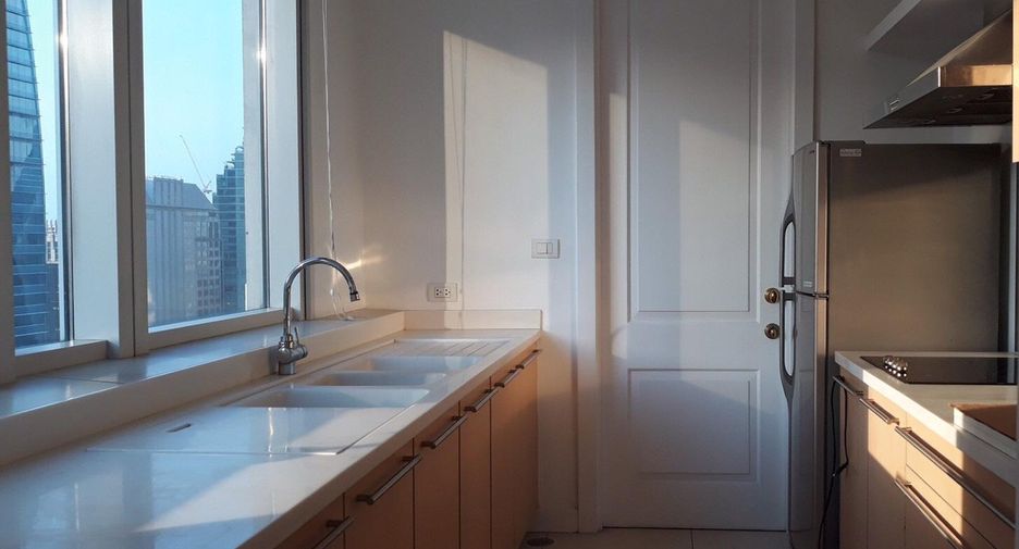 For rent and for sale 2 bedrooms condo in Pathum Wan, Bangkok