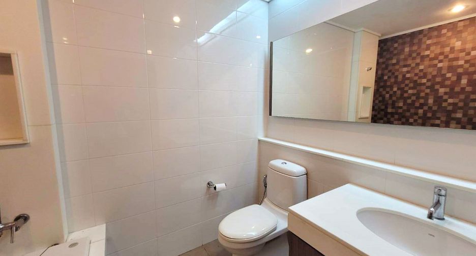 For rent 3 ベッドルーム condo in Khlong Toei, Bangkok