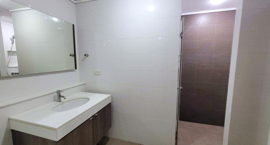 For rent 3 ベッドルーム condo in Khlong Toei, Bangkok