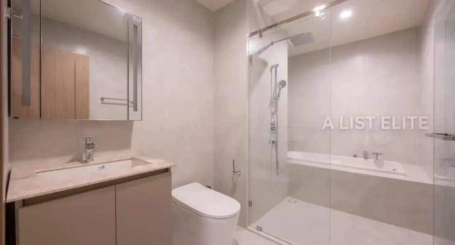 For sale 2 bedrooms condo in Huai Khwang, Bangkok