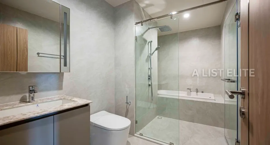 For sale 2 bedrooms condo in Huai Khwang, Bangkok