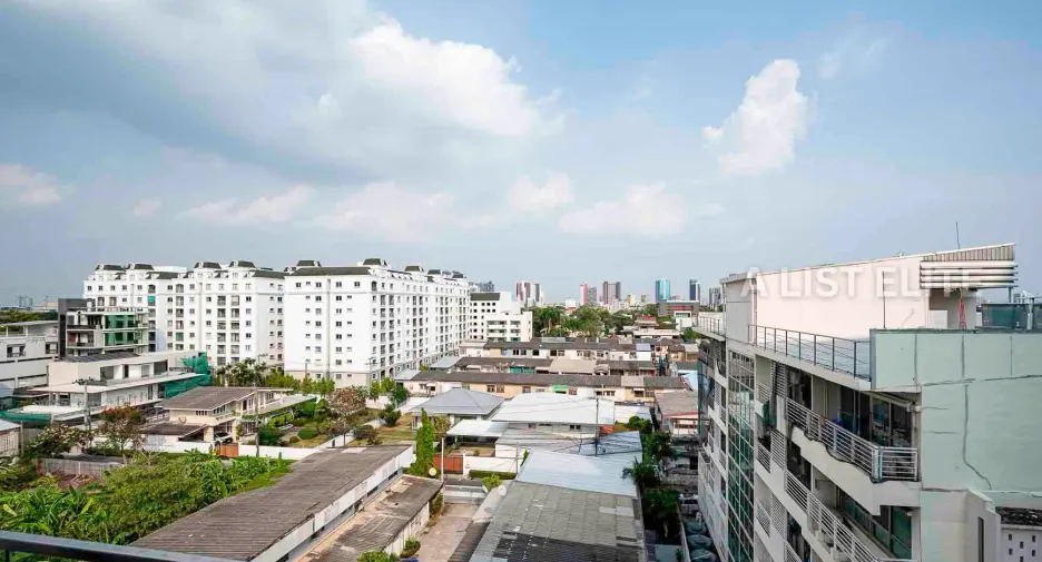 For sale 2 bedrooms condo in Huai Khwang, Bangkok