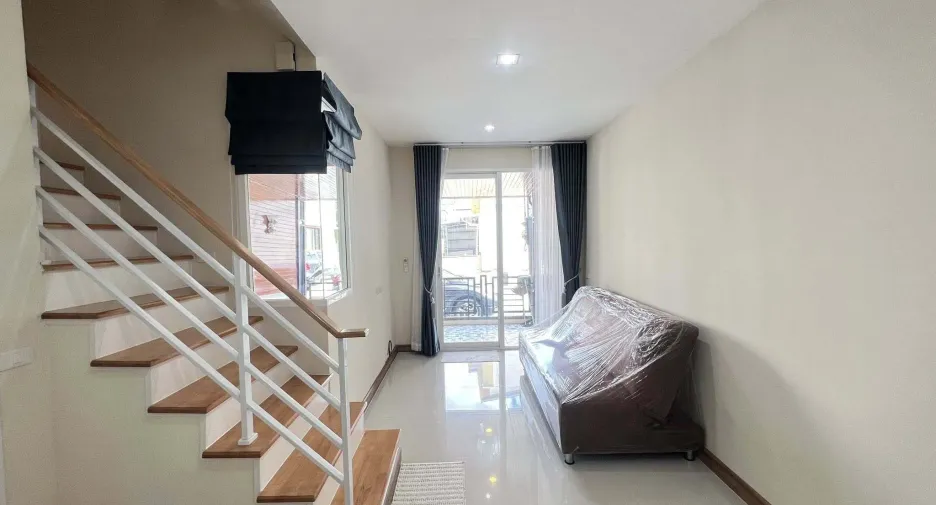 For rent 3 bedrooms townhouse in Prawet, Bangkok