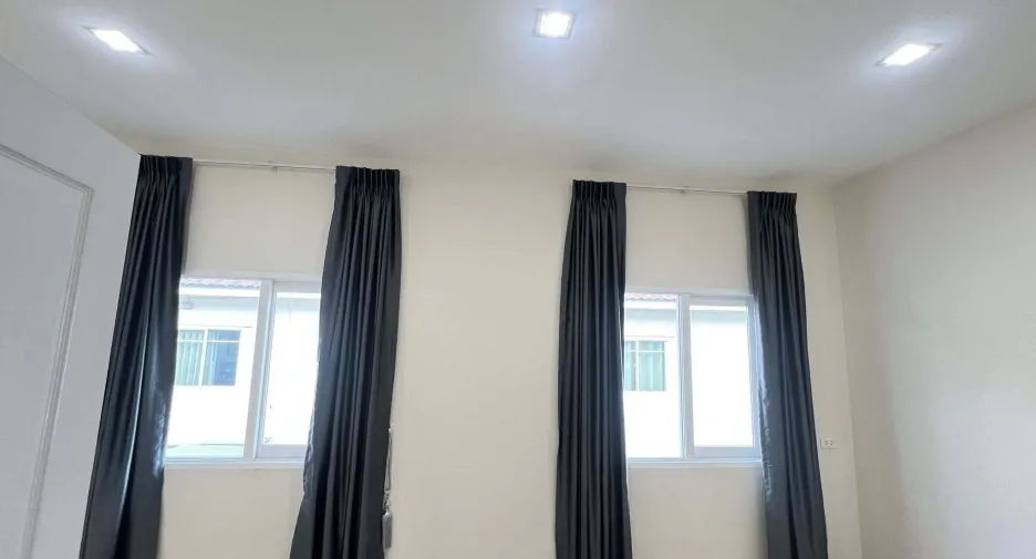 For rent 3 bedrooms townhouse in Prawet, Bangkok