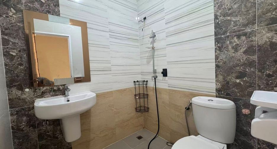 For sale 4 bedrooms townhouse in Bang Lamung, Chonburi