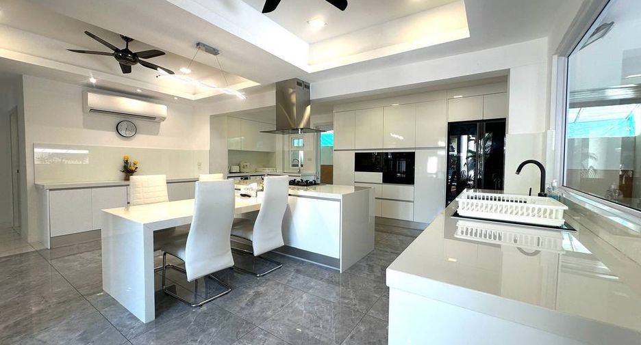 For sale 4 bedrooms house in Bang Lamung, Chonburi