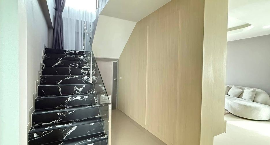 Casa en venta de 5 habitaciones en Bang Lamung, Chonburi