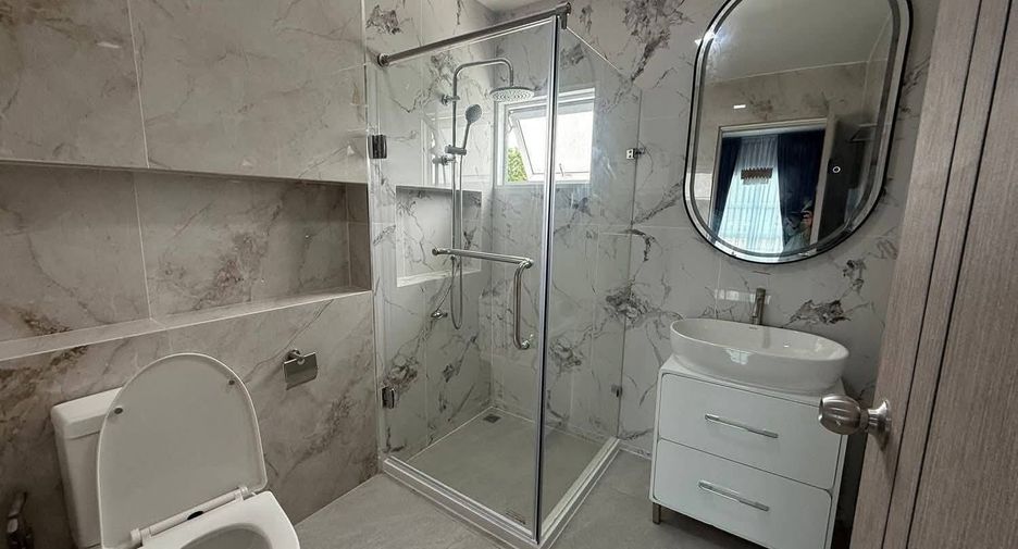 Casa en venta de 5 habitaciones en Bang Lamung, Chonburi