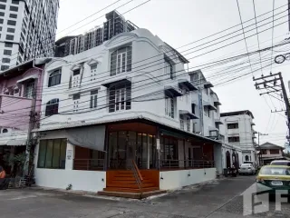 For sale and for rent 4 bedrooms townhouse in Huai Khwang, Bangkok