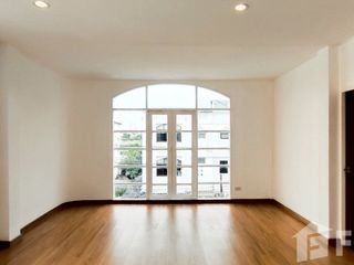 For sale and for rent 4 bedrooms townhouse in Huai Khwang, Bangkok