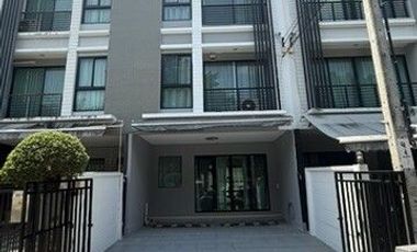 À louer 3 chambres maison de ville à Bang Kapi, Bangkok