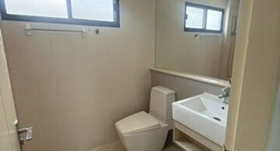 For rent 3 bedrooms townhouse in Bang Kapi, Bangkok