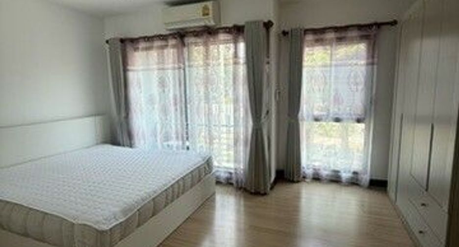 For rent 3 bedrooms townhouse in Bang Kapi, Bangkok