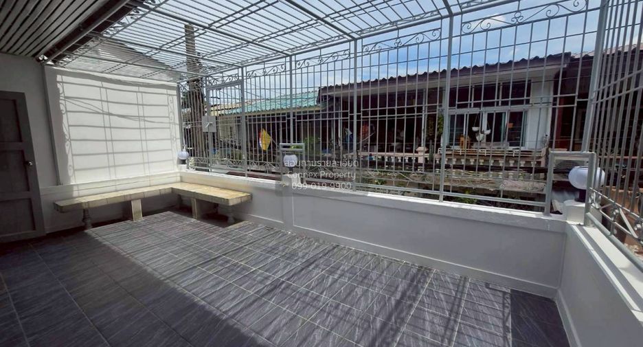 For sale 3 bedrooms townhouse in Huai Khwang, Bangkok