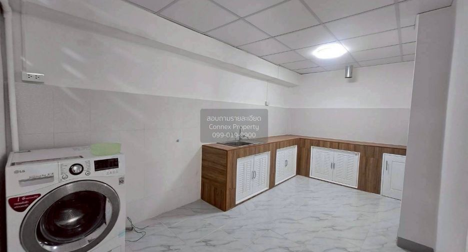 For sale 3 bedrooms townhouse in Huai Khwang, Bangkok