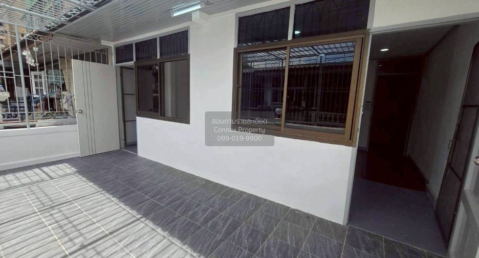 For sale 3 bedrooms townhouse in Huai Khwang, Bangkok