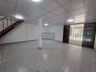 For sale 3 bedrooms townhouse in Huai Khwang, Bangkok