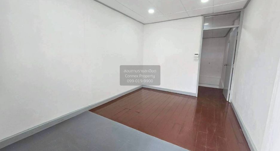 For sale 3 bedrooms townhouse in Huai Khwang, Bangkok