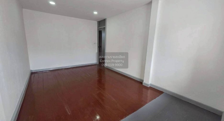 For sale 3 bedrooms townhouse in Huai Khwang, Bangkok