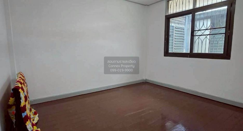 For sale 3 bedrooms townhouse in Huai Khwang, Bangkok