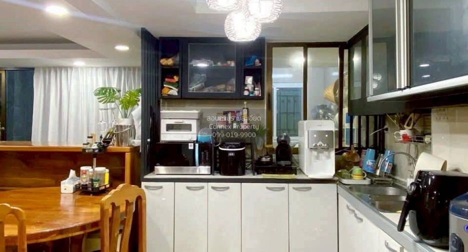 For sale 5 bedrooms townhouse in Ratchathewi, Bangkok