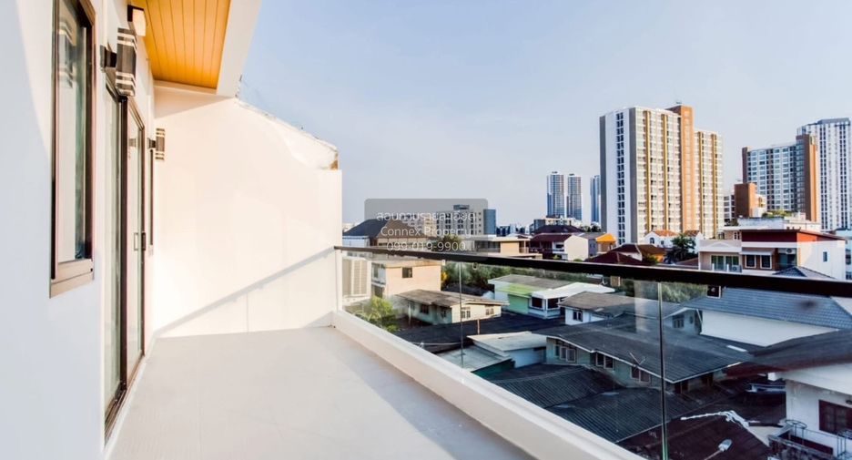 For sale 6 bedrooms townhouse in Huai Khwang, Bangkok