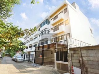 For sale 6 bedrooms townhouse in Huai Khwang, Bangkok