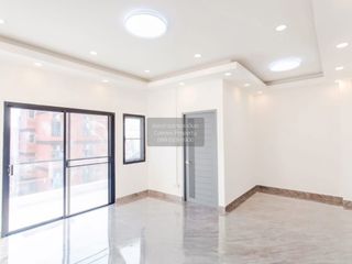 For sale 6 bedrooms townhouse in Huai Khwang, Bangkok