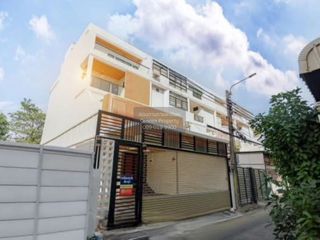 For sale 6 bedrooms townhouse in Huai Khwang, Bangkok