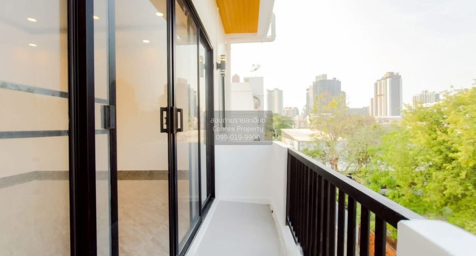 For sale 6 bedrooms townhouse in Huai Khwang, Bangkok